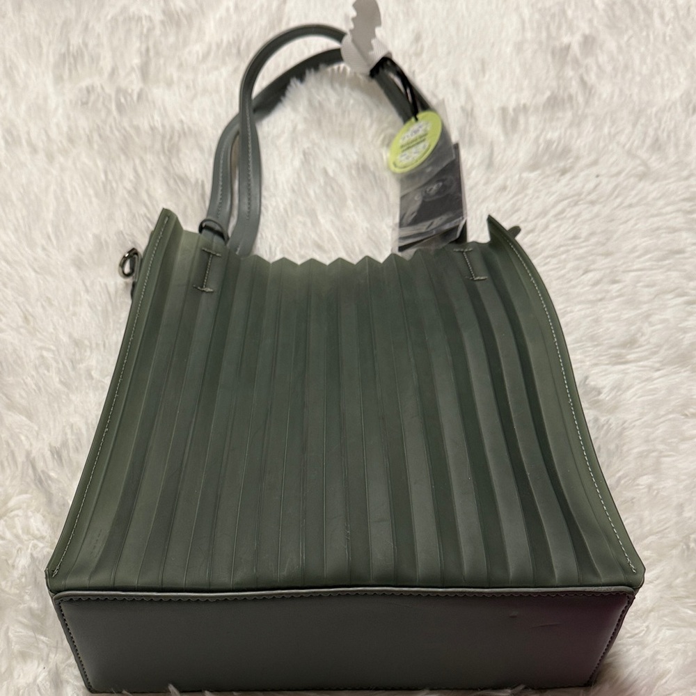 Chic Green Pleated Shoulder Bag